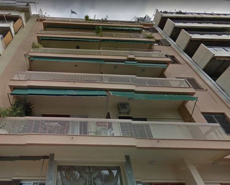 «Διπλοπενιές»: Πού και πώς είναι σήμερα η πολυκατοικία που δούλευε εργάτης ο Δ.Παπαμιχαήλ στην ελληνική ταινία