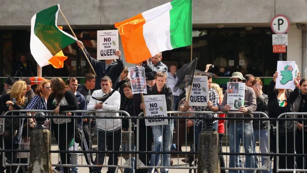Ποιο πένθος; Οι Ιρλανδοί κάνουν πάρτι με τον θάνατο της Ελισάβετ – To Twitter έχει πάρει φωτιά