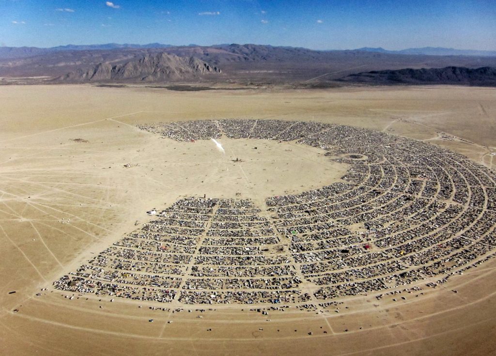 Απίστευτο: Φεστιβάλ «Burning Man» στη Νεβάδα – Μποτιλιάρισμα στην έρημο (φωτό)