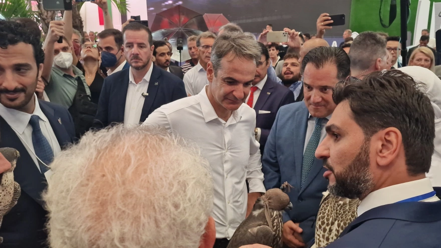 ΔΕΘ: Ο Κ.Μητσοτάκης με τα τέσσερα βασιλικά γεράκια στο περίπτερο των ΗΑΕ