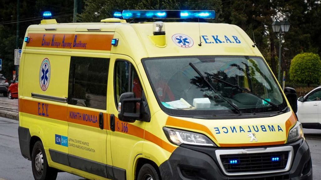 Λάρισα: 55χρονη γυναίκα κατέρρευσε στη μέση του δρόμου – Μεταφέρθηκε στο νοσοκομείο