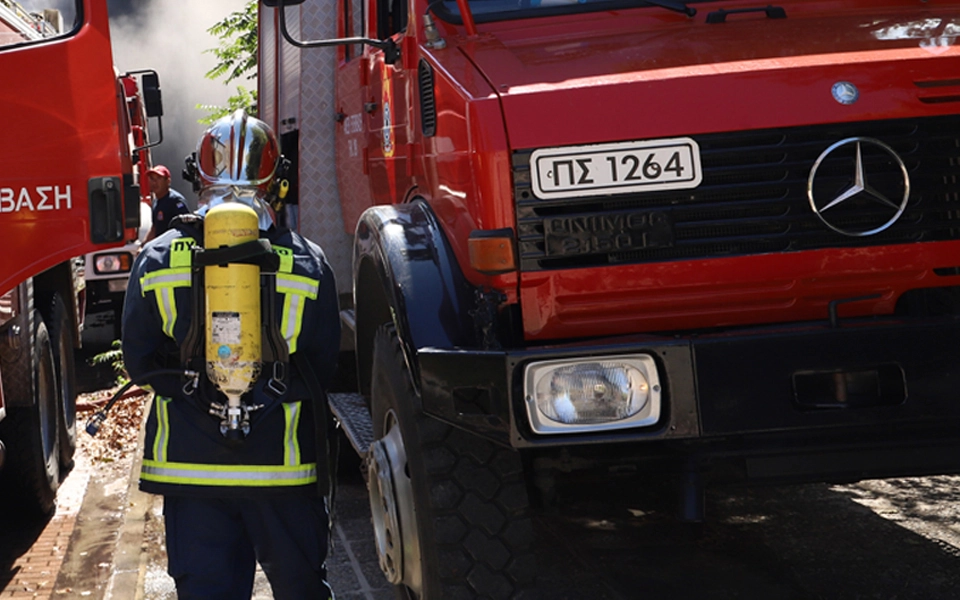 Φωτιά σε εγκαταλειμμένο οίκημα στο κέντρο της Θεσσαλονίκης