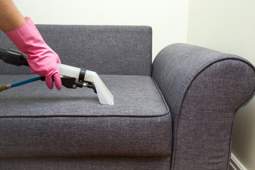 Πώς να καθαρίσεις και να απολυμάνεις σωστά έναν καναπέ