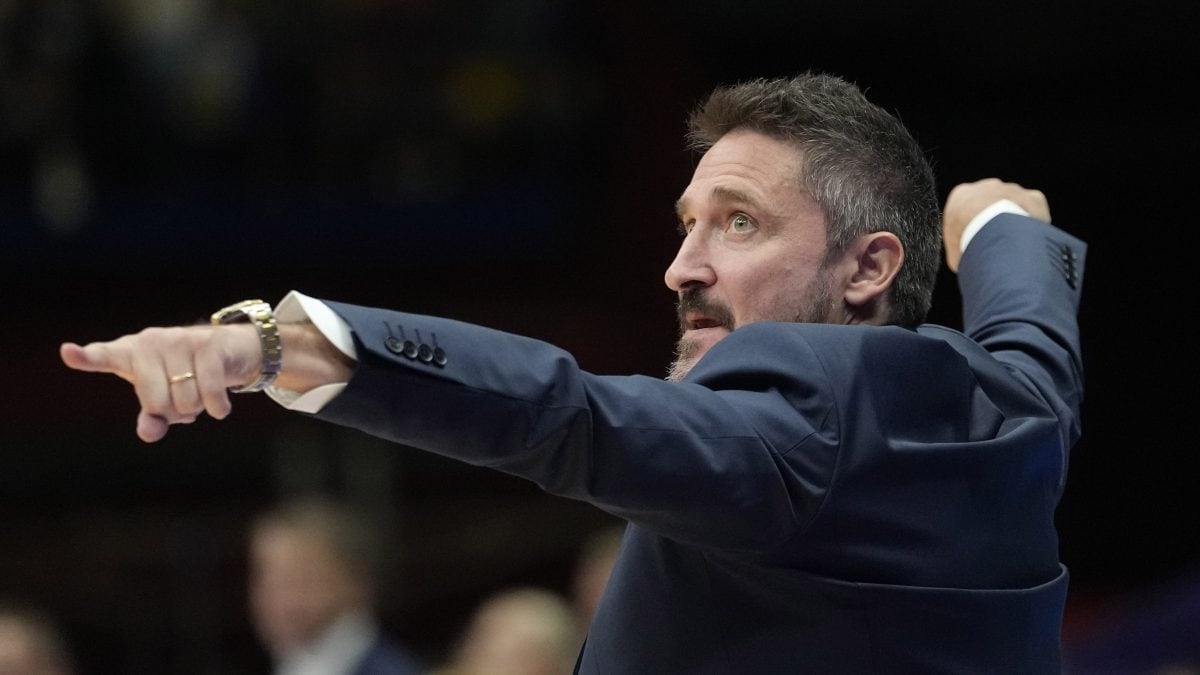 Τρομερό στιγμιότυπο με τον κόουτς της Ιταλίας να… πηδάει πάνω στον Γ.Αντετοκούνμπο από τη χαρά του (βίντεο)