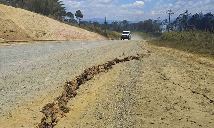 Παπούα Νέα Γουινέα: Πέντε οι νεκροί από τον ισχυρό σεισμό – Σκίστηκαν στα δύο δρόμοι