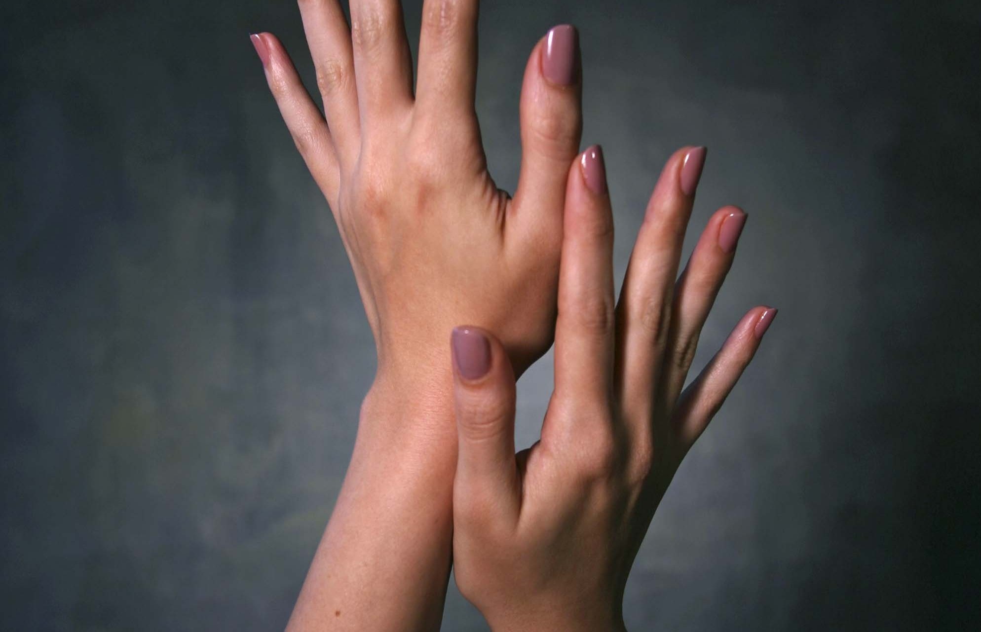 Τα χέρια προδίδουν την ηλικία μας: Πέντε τρόποι για να τα κάνετε να φαίνονται νεότερα