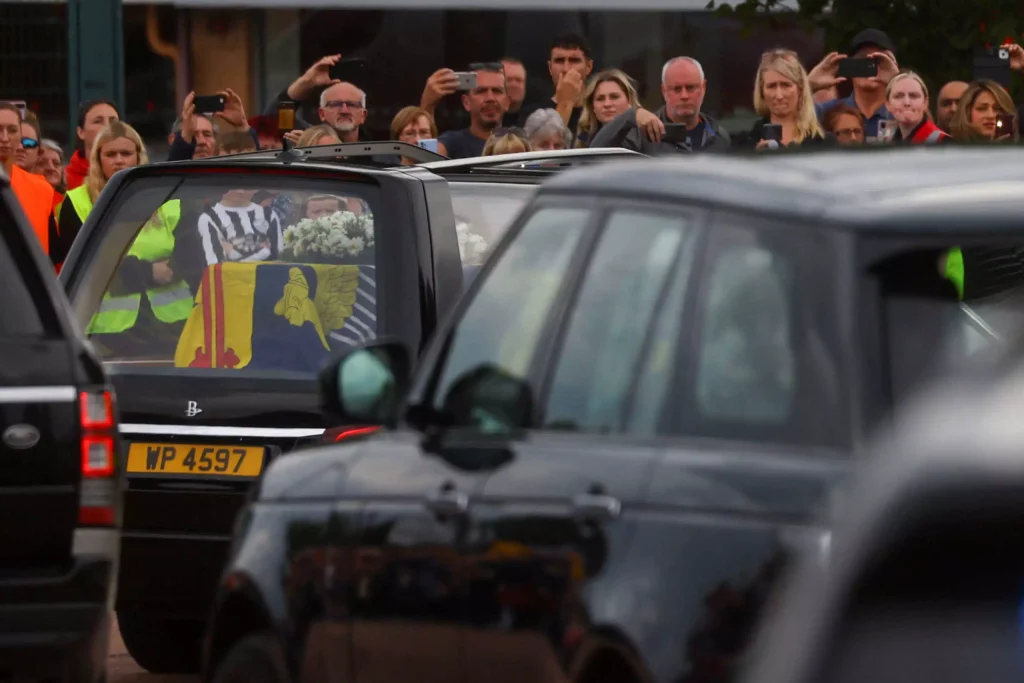 Έφτασε στο Εδιμβούργο η σορός της βασίλισσας Ελισάβετ – Χιλιάδες κόσμου στους δρόμους (βίντεο)