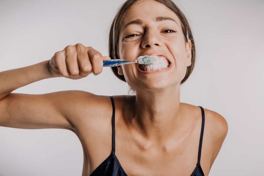 Τελικά πρέπει να βουρτσίζουμε τα δόντια μας πριν ή μετά το πρωινό;