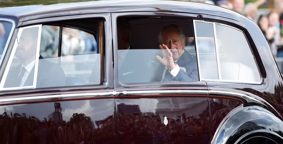 Ο βασιλιάς Κάρολος έφτασε στο Μπάκιγχαμ – Χαιρέτησε συγκινημένος το πλήθος (βίντεο)