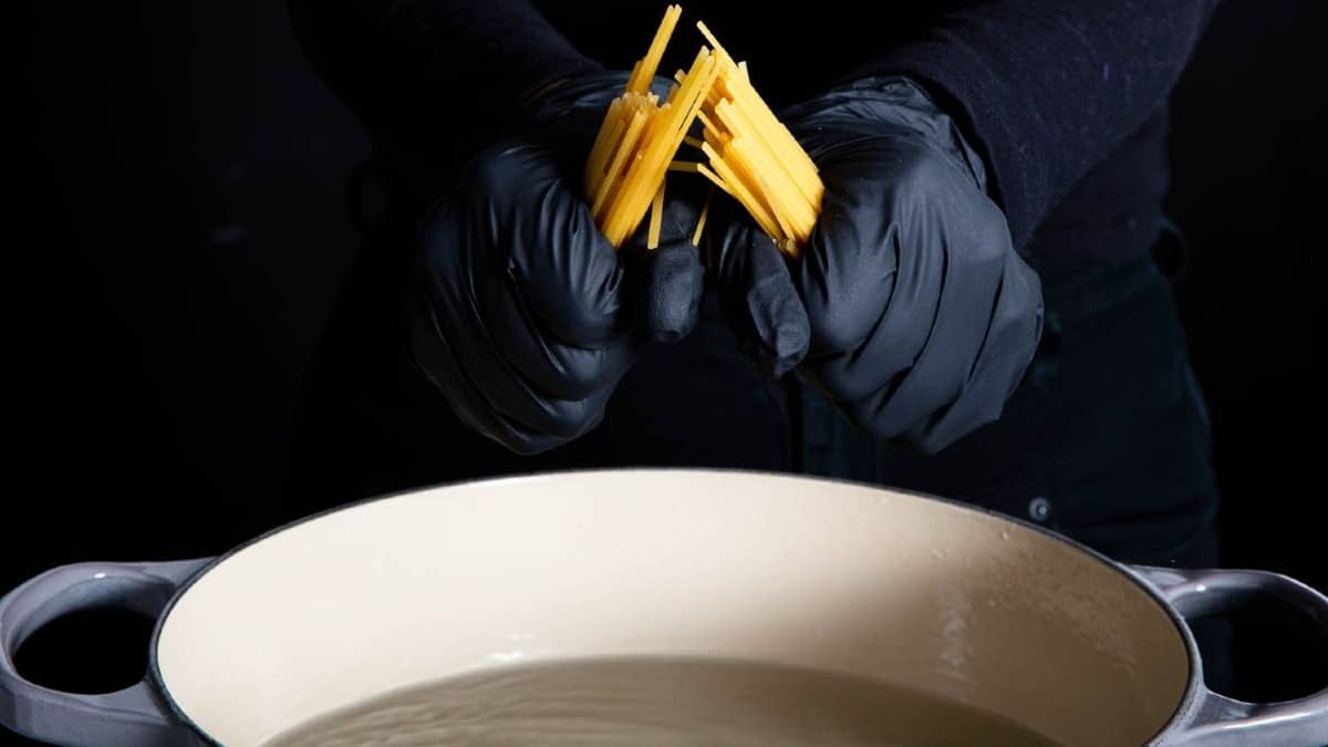 Υπάρχει λόγος που δεν πρέπει να σπάτε τα μακαρόνια πριν τα μαγειρέψετε!