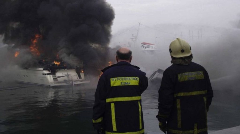 Φωτιά σε σκάφος στη Μαρίνα Αλίμου – Δύο τραυματίες
