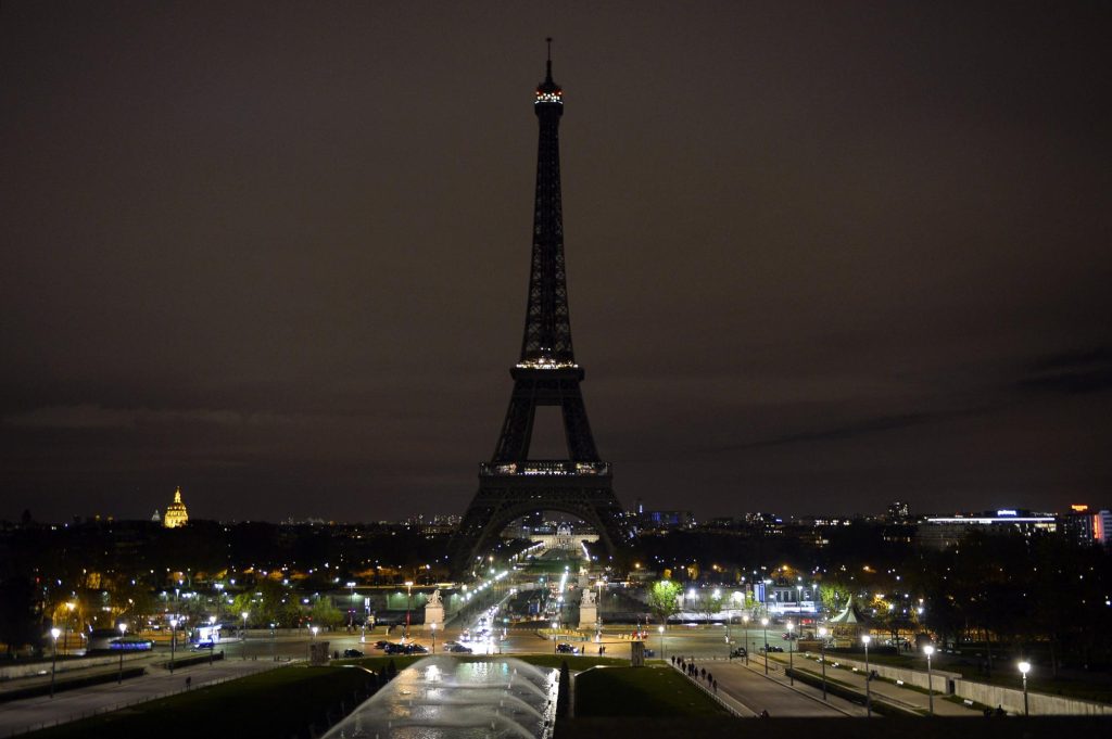 Περικοπές στο Παρίσι εξαιτίας της ενεργειακής κρίσης – Στο σκοτάδι ο Πύργος του Άιφελ