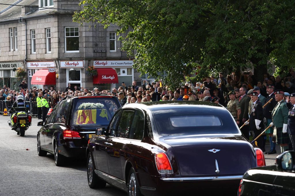 Βασίλισσα Ελισάβετ: Στο Εδιμβούργο η σορός της – Χιλιάδες στους δρόμους για να την αποχαιρετήσουν (Live)