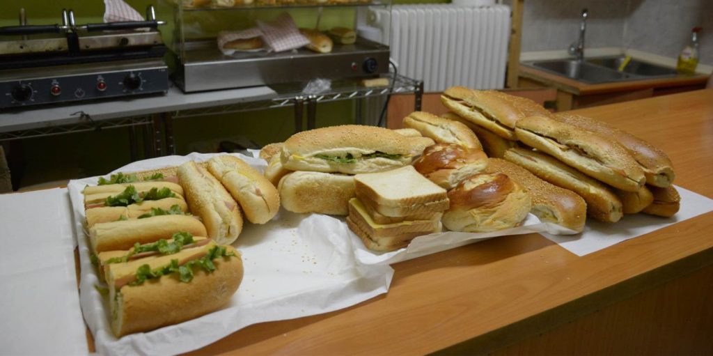 Σε απόγνωση οι γονείς: Αυξήθηκαν οι τιμές στα σχολικά κυλικεία – Τι θα πληρώνετε πλέον