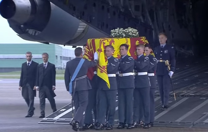 Βασίλισσα Ελισάβετ: Το Λονδίνο υποδέχεται την σορό της – Περιμένουν πάνω από 1 εκατομμύριο κόσμο (βίντεο)