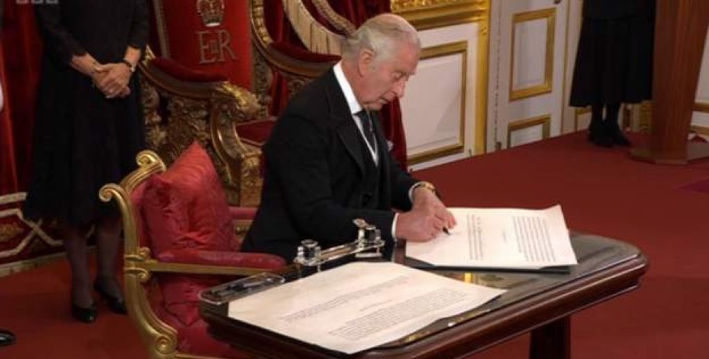 Βίντεο που δείχνει τον βασιλιά Κάρολο να νευριάζει: Το στυλό του έσταζε μελάνι – «Θεέ μου το μισώ!»