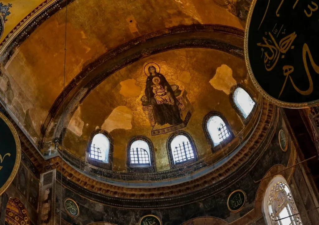Πρόκληση κατά της Ορθοδοξίας: Οι Τούρκοι σκέπασαν με κουρτίνες την εικόνα της Παναγίας στην Αγία Σοφία