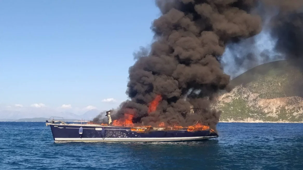 Βυθίστηκε ιστιοφόρο μετά από πυρκαγιά στο Φισκάρδο Κεφαλονιάς – Είχε έξι αλλοδαπούς επιβαίνοντες (βίντεο)