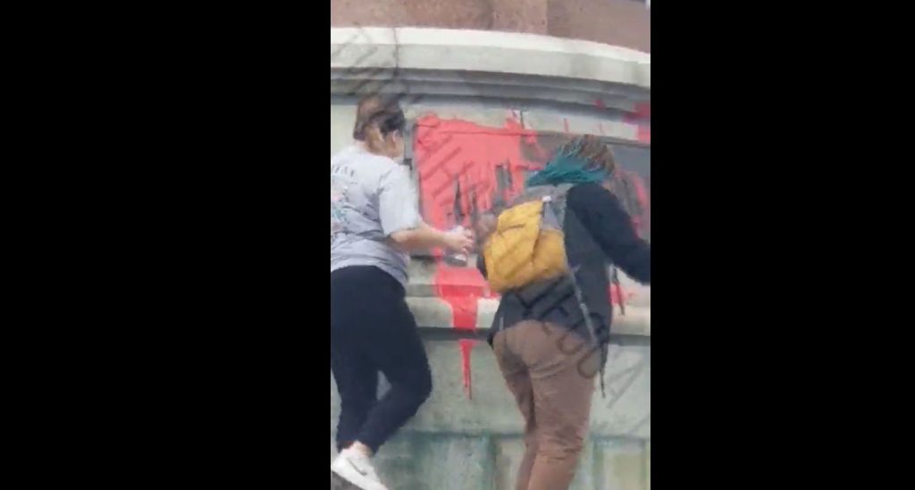 Ουκρανές καταστρέφουν μνημείο της Μεγάλης Αικατερίνης στην Οδησσό – Η φράση-προειδοποίηση που τους έστειλαν σε tweet