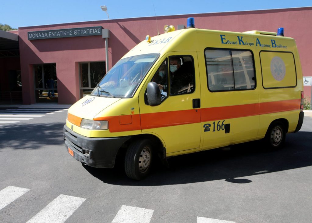 Λάρισα: Αυτοκίνητο με τρεις επιβαίνοντες εξετράπη της πορείας του – Στο νοσοκομείο δύο άτομα
