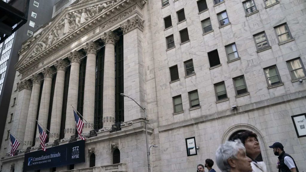 Wall Street: Βαριές απώλειες 1.200 μονάδων για τον Dow Jones