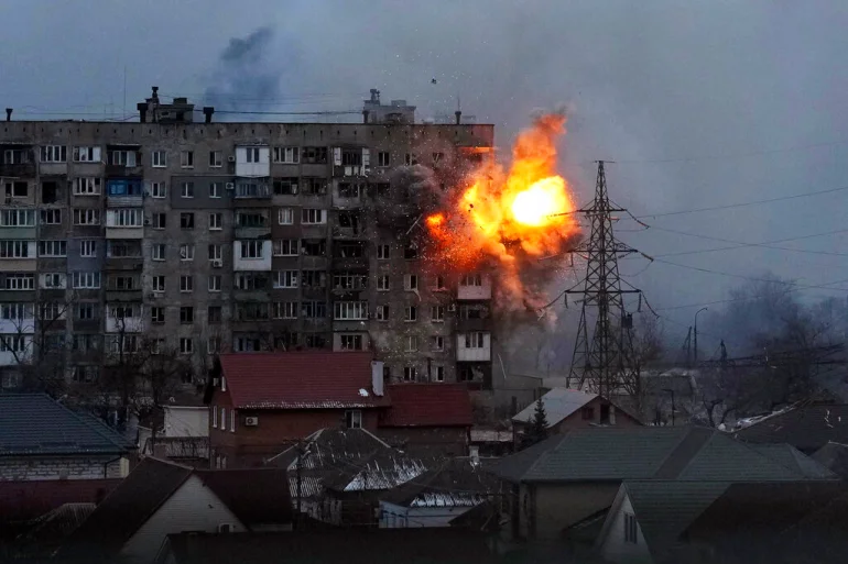 Κτίριο στρατωνισμού ξένων μισθοφόρων των Ουκρανών «σκάει» σαν «πυροτέχνημα» έξω από το Χάρκοβο