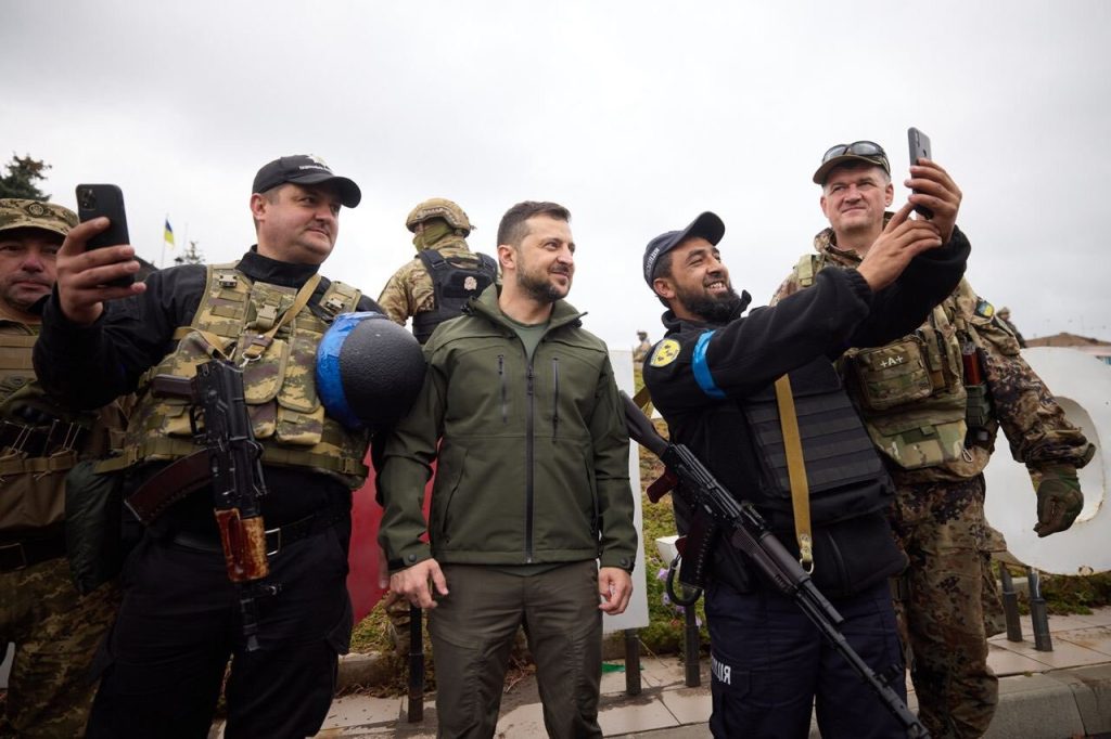 Ο Β.Ζελένσκι στην Ιζιούμ για την ύψωση της ουκρανικής σημαίας αλλά και για selfie