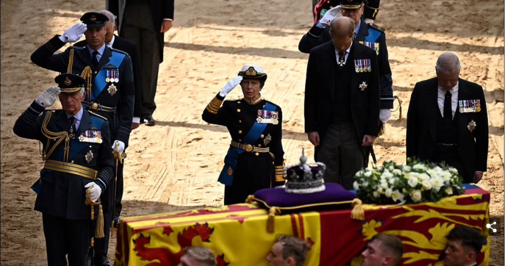 Βασίλισσα Ελισάβετ: Χάρι και Άντριου εξαιρέθηκαν από τον βασιλικό χαιρετισμό της σορού της (βιντεο-φωτο)