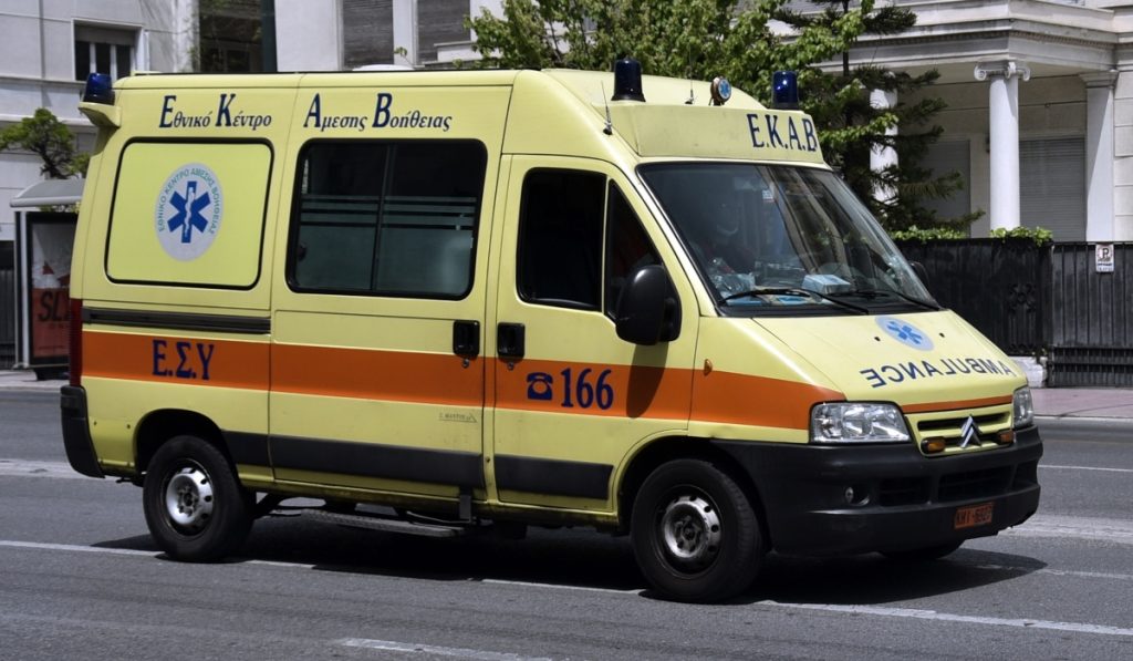 Εικόνες ντροπής στο Αγρίνιο: Ασθενοφόρο που έφτασε σε τροχαίο δεν «έπαιρνε μπροστά»