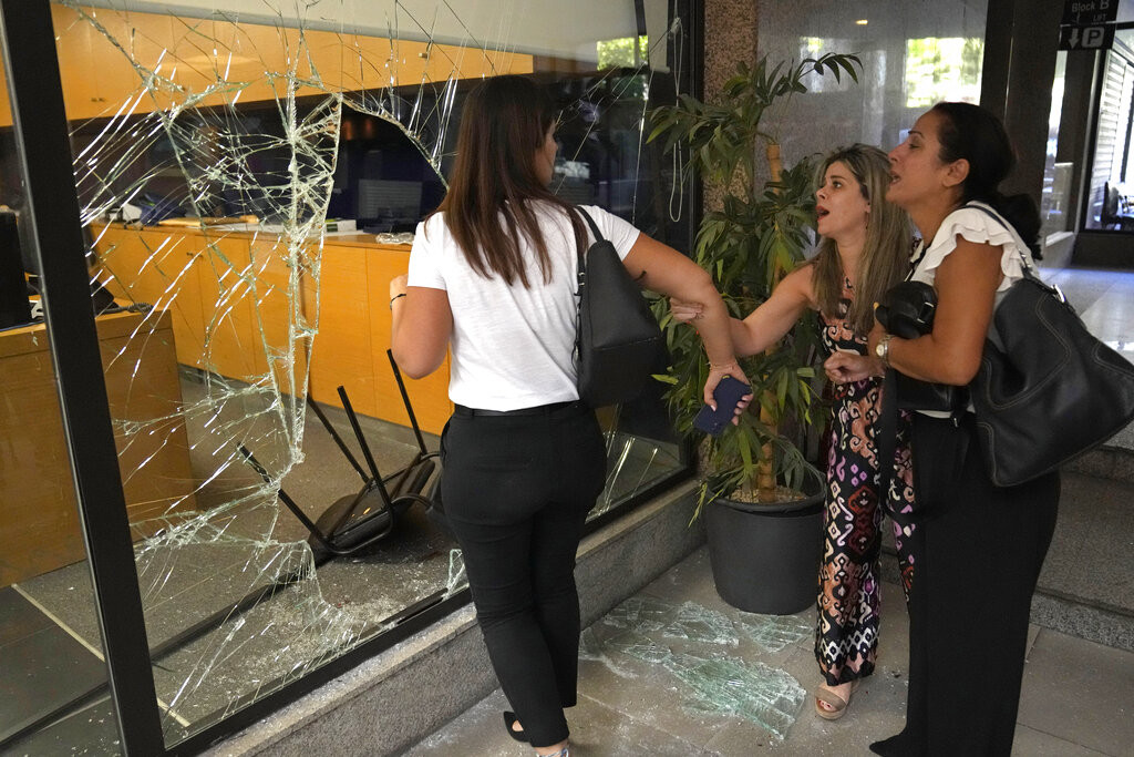 Λίβανος: Οπλισμένη γυναίκα εισέβαλε σε τράπεζα και άρπαξε τις «παγιδευμένες» οικονομίες της (βίντεο)