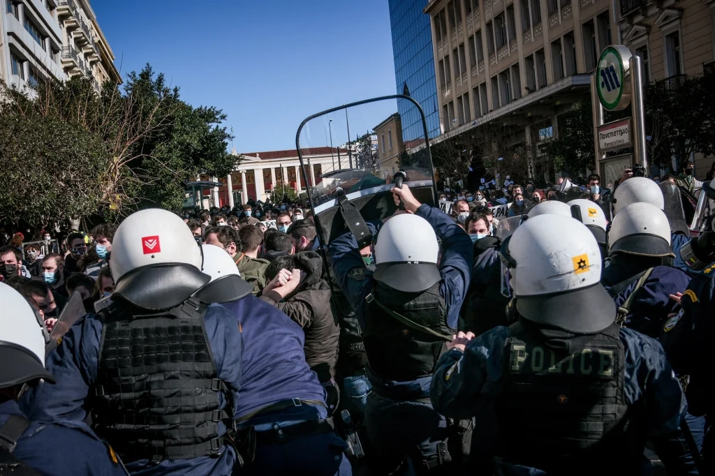 Πανεπιστημιακή Αστυνομία: Ένταση και χημικά στο συλλαλητήριο στα Προπύλαια