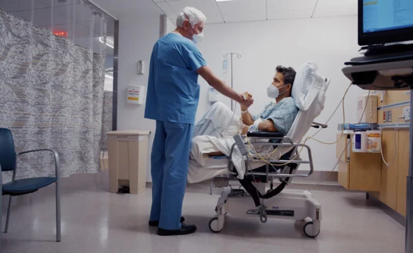 Ο ηθοποιός Ράιαν Ρέινολντς έκανε κολονοσκόπηση και τη μετέδωσε μέσω YouTube (βίντεο)