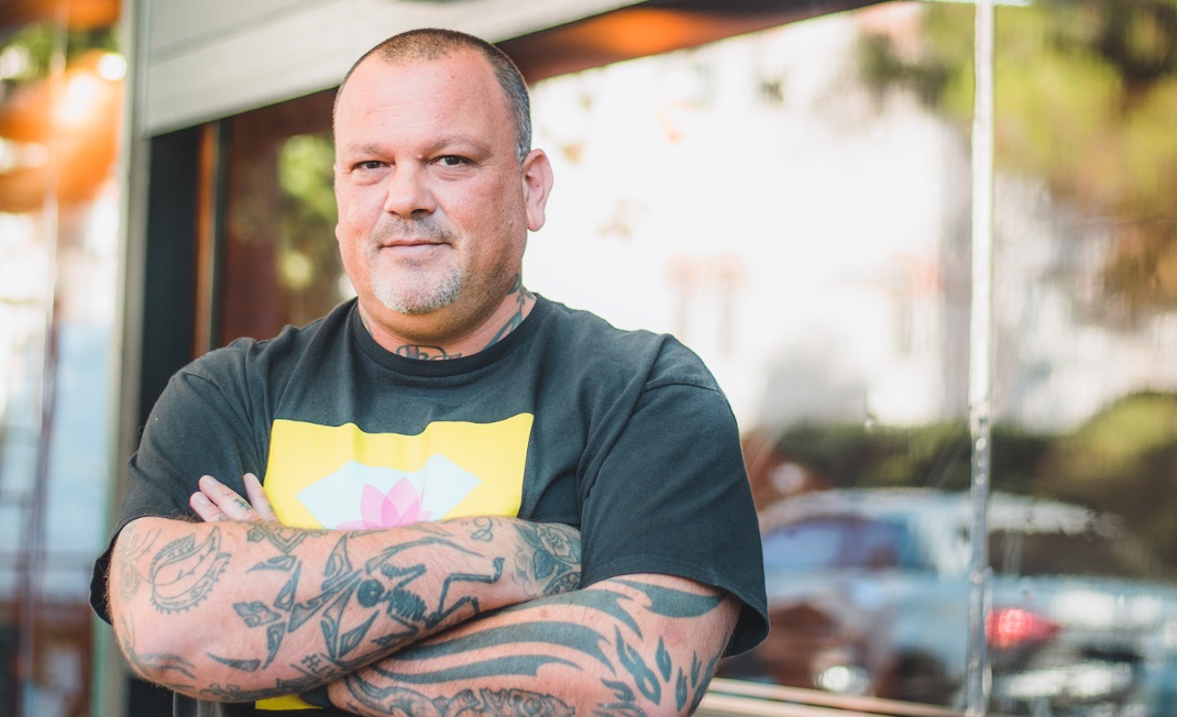 Δημήτρης Σκαρμούτσος: Το απίστευτο σαρδάμ του στην εκπομπή της Φαίης Σκορδά