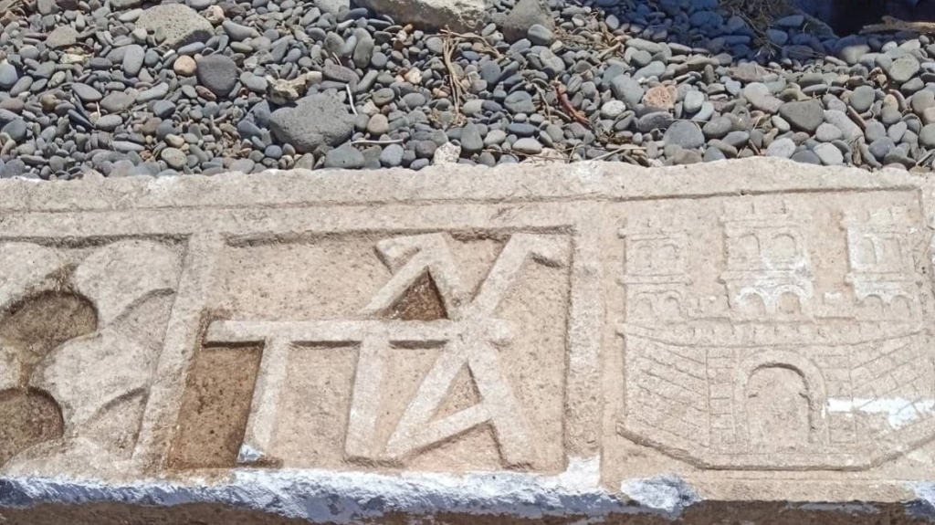 Ανακαλύφθηκε μαρμάρινο υπέρθυρο 3,5 μέτρων στο Οβριόκαστρο Λέσβου