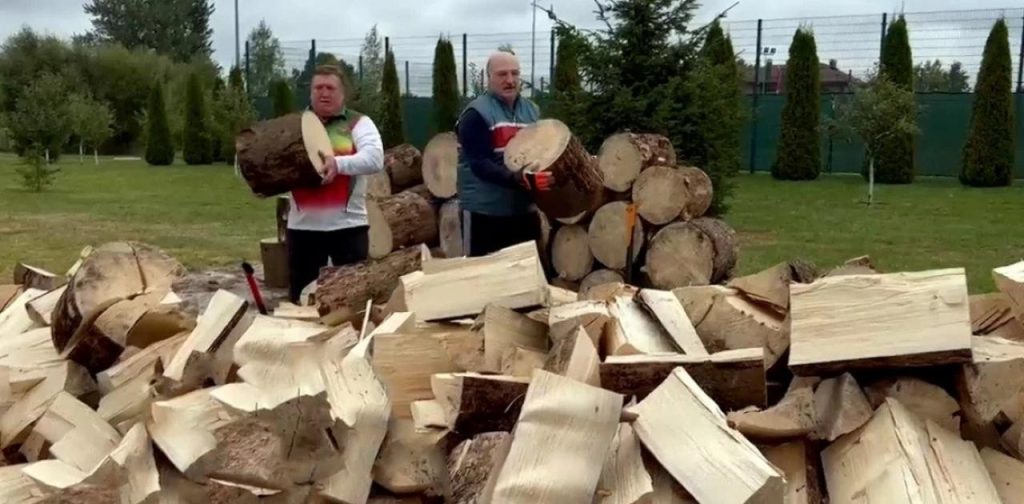 Ο Λουκασένκο κάνει πλάκα στην Ευρώπη: «Κόβουμε ξύλα για να μην πεθάνει από το κρύο» (βίντεο)