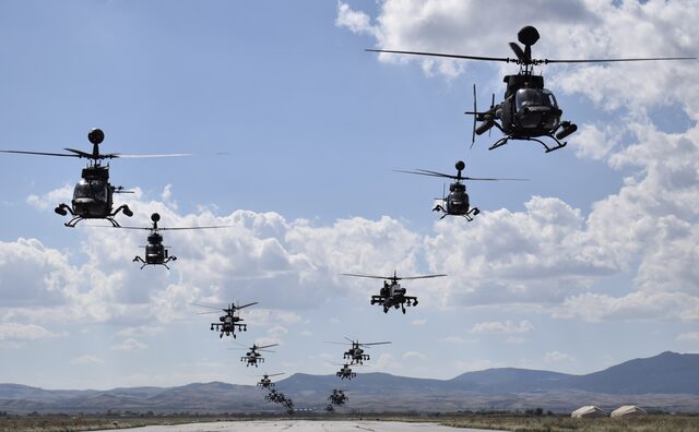 Θεσσαλία: 22 ελικόπτερα της Αεροπορίας Στρατού «έκρυψαν» τον ουρανό (βίντεο)