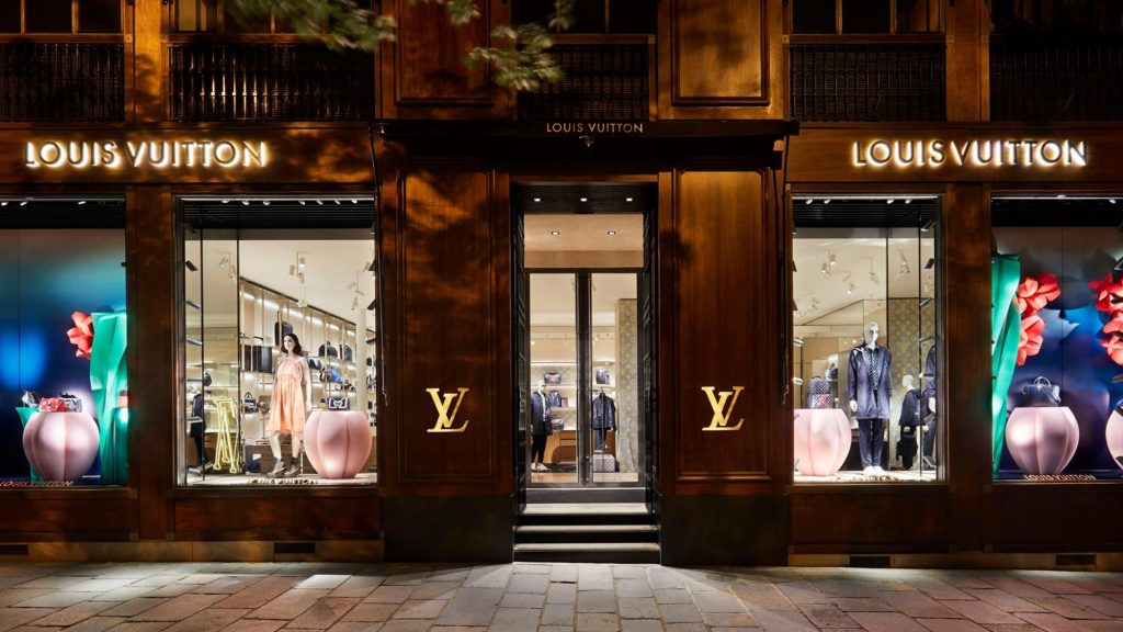 Η LVMH «βυθίζει στο σκοτάδι» τα καταστήματά της – Κλείνουν τα φώτα στις βιτρίνες της Γαλλίας