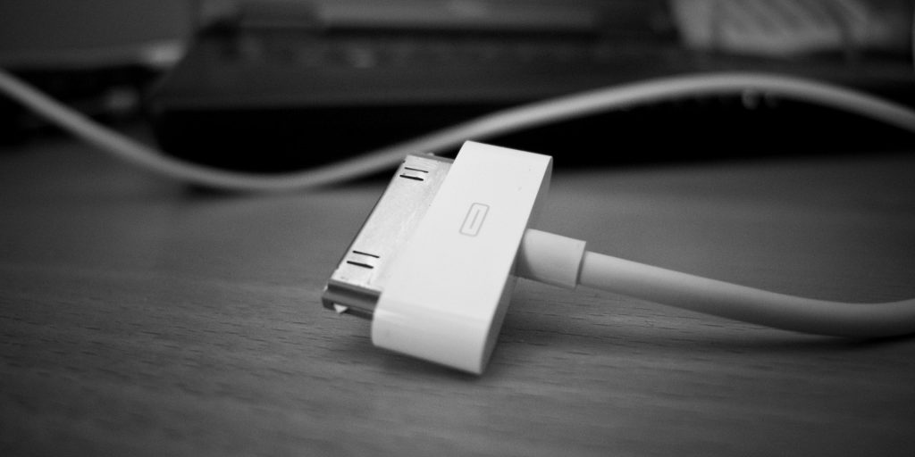 Πόσο ρεύμα «καίει» ένας φορτιστής που μένει στην πρίζα;