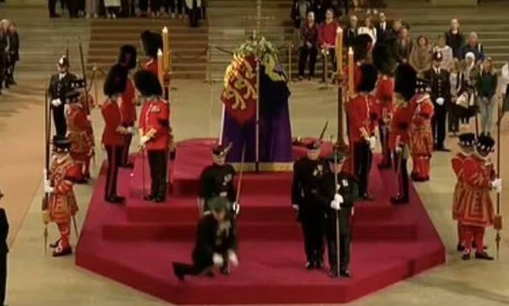 Βασίλισσα Ελισάβετ: Φρουρός λιποθύμησε δίπλα στο φέρετρο (βίντεο)