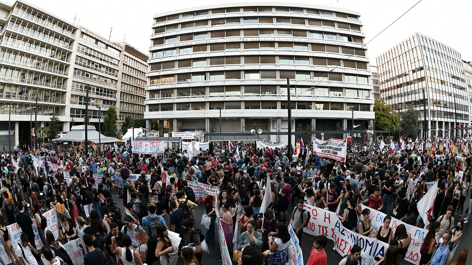 Μαζική διαδήλωση έξω από το υπουργείο Οικονομικών ενάντια στην ακρίβεια (φώτο)