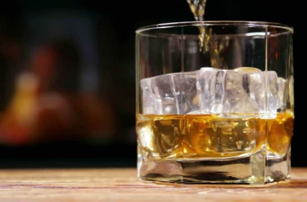 Θεσσαλονίκη: Απίστευτη απάντηση του εστιάτορα που χρεώνει το παγάκι – «Είναι ειδικό έχει μεγαλύτερη διάρκεια»