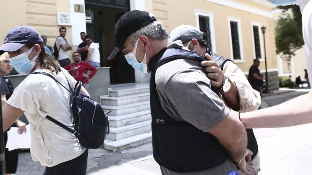 Δίκη ψευτογιατρού: O εισαγγελέας ζήτησε απαλλαγή και των 16 συγκατηγορουμένων του «Dr. Kontos»