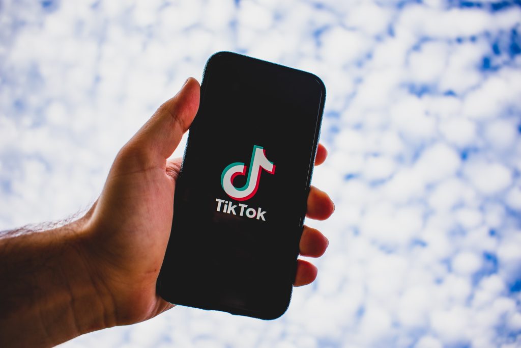 TikTok: «Έπεσε» η δημοφιλής πλατφόρμα