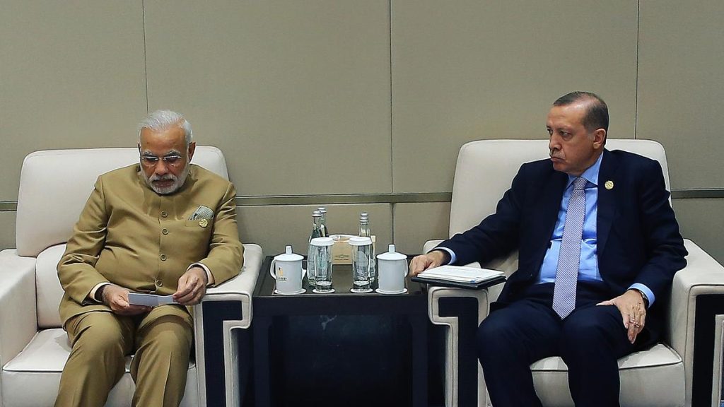 Συνάντηση Ρ.Τ.Ερντογάν με τον Ινδό πρωθυπουργό