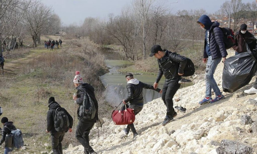 Συλλήψεις δύο μελών κυκλώματος για διακίνηση παράνομων μεταναστών από την Τουρκία μέσω Έβρου