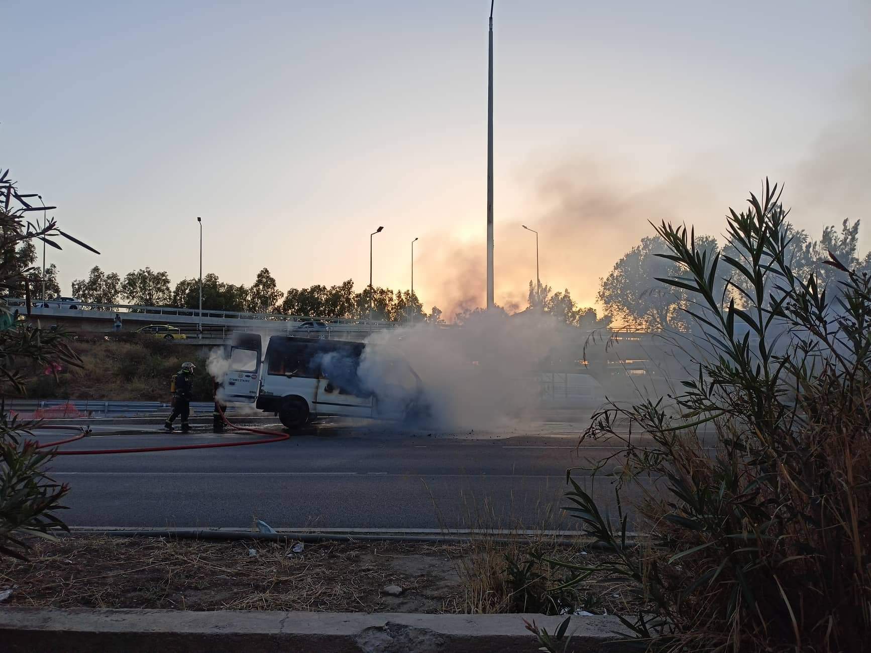 Βανάκι τυλίχθηκε στις φλόγες στην Λ.Ποσειδώνος (φώτο)