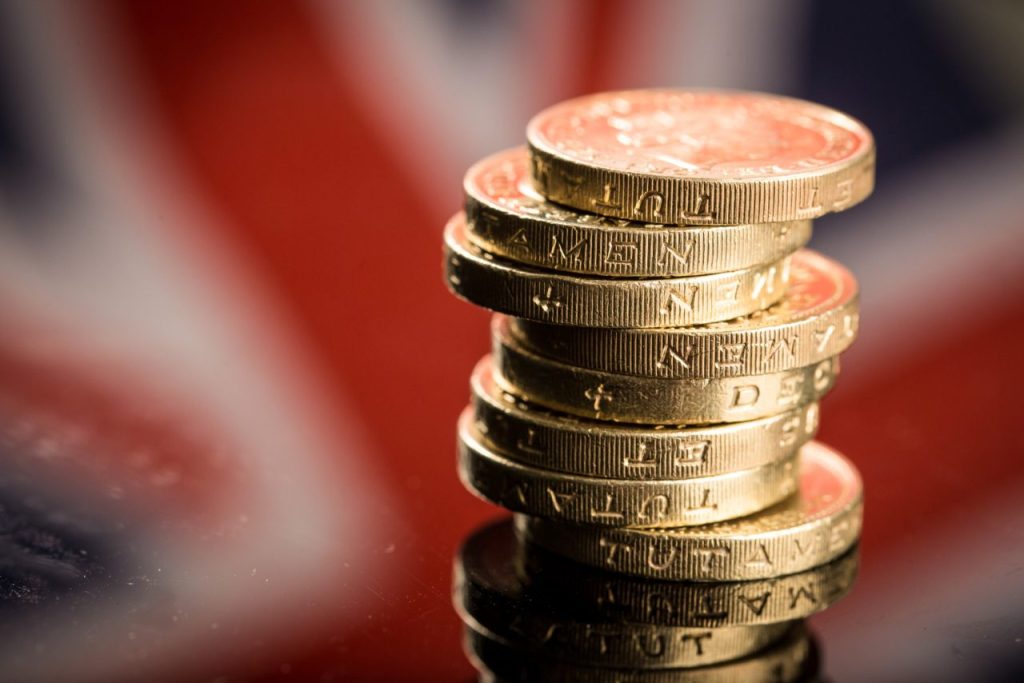 Βρετανία: Η λίρα σημείωσε πτώση – ρεκόρ έναντι του δολαρίου μετά από 37 έτη