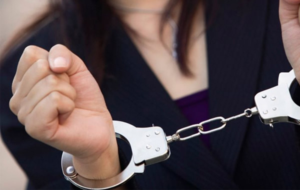 Κύπρος – Αδιανόητο περιστατικό: Μεθυσμένη 27χρονη δάγκωσε αστυνομικό για να αποφύγει τη σύλληψη