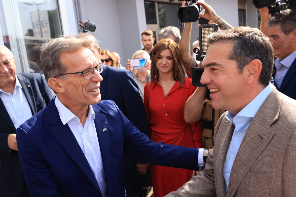 Επίσκεψη Α.Τσίπρα στα περίπτερα της 86ης ΔΕΘ: Οι ασπρόμαυρες φανέλες του ΠΑΟΚ και η μπύρα που δεν ήπιε