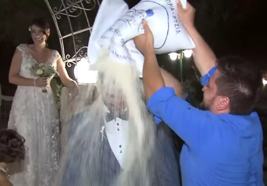 To… τερμάτισαν με το ρύζι σε γάμο – Το έριχναν με κουβάδες και φτυάρια (βίντεο)